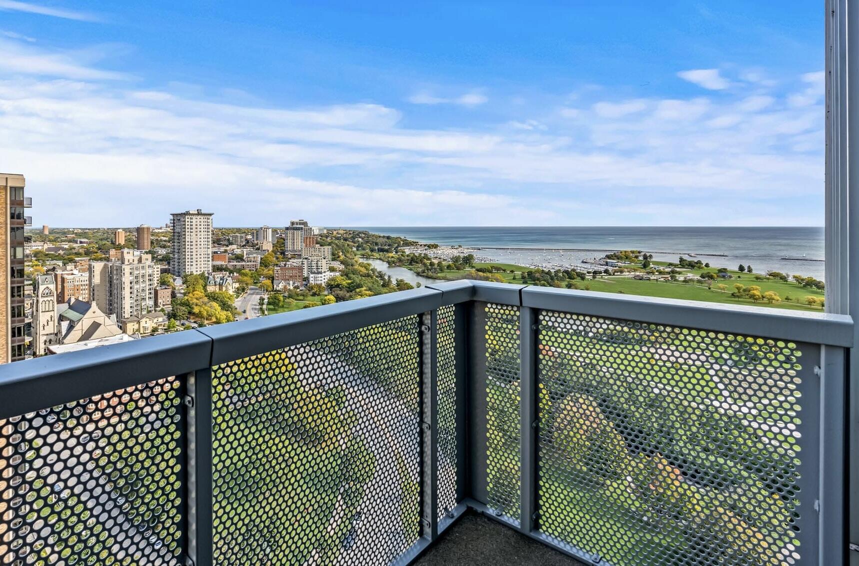 923 E Kilbourn Ave Unit: 2203