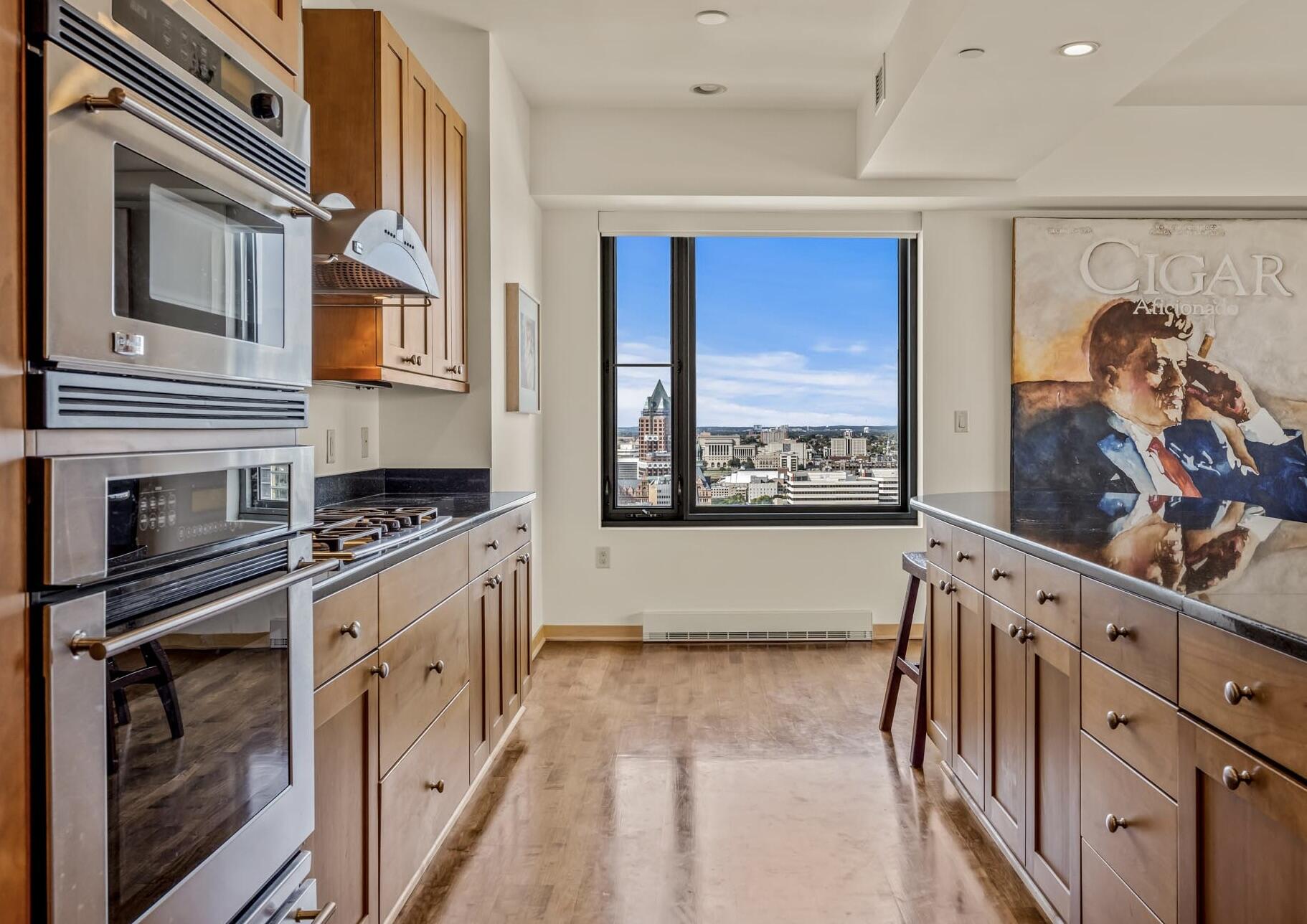 923 E Kilbourn Ave Unit: 2203