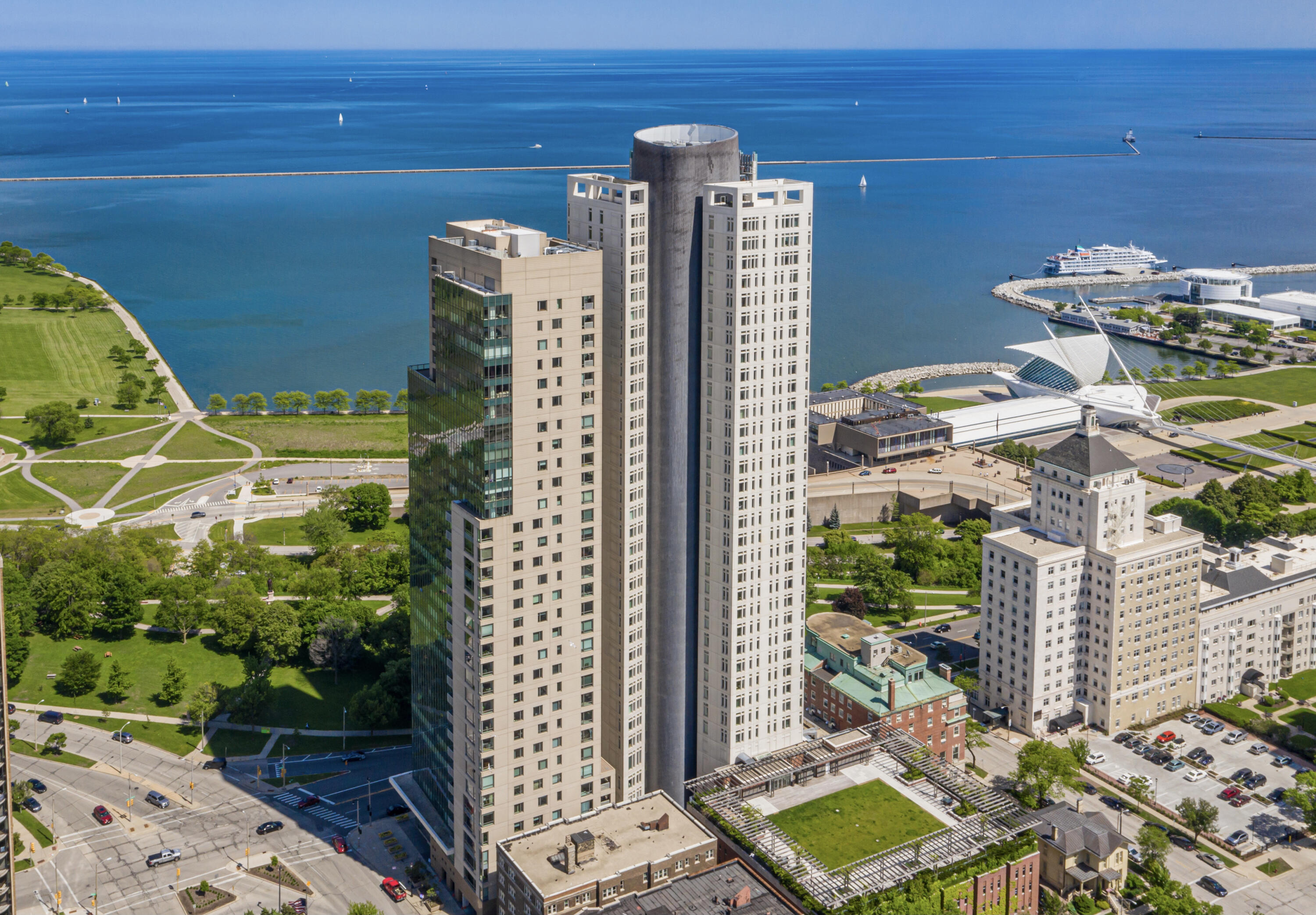 923 E Kilbourn Ave Unit: 2203