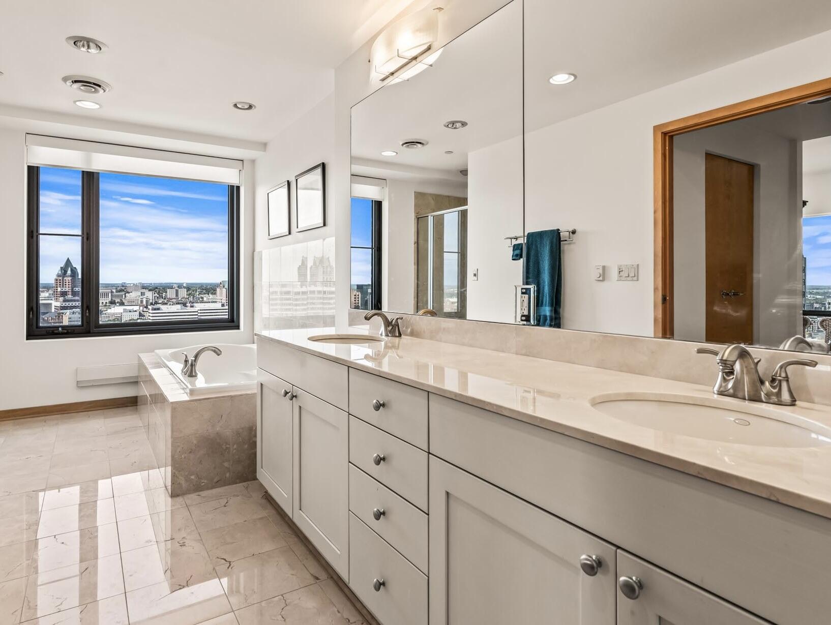 923 E Kilbourn Ave Unit: 2203