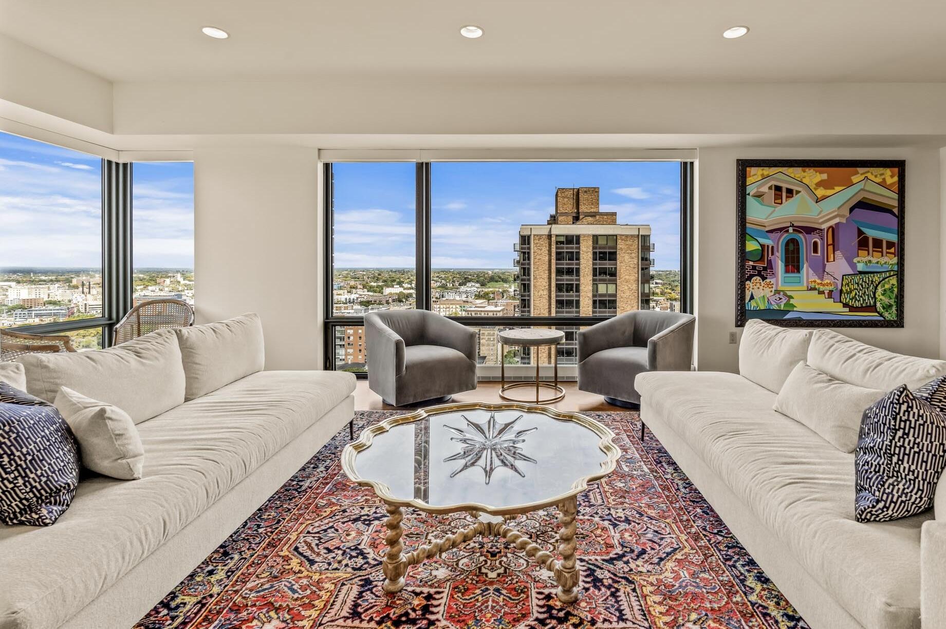 923 E Kilbourn Ave Unit: 2203