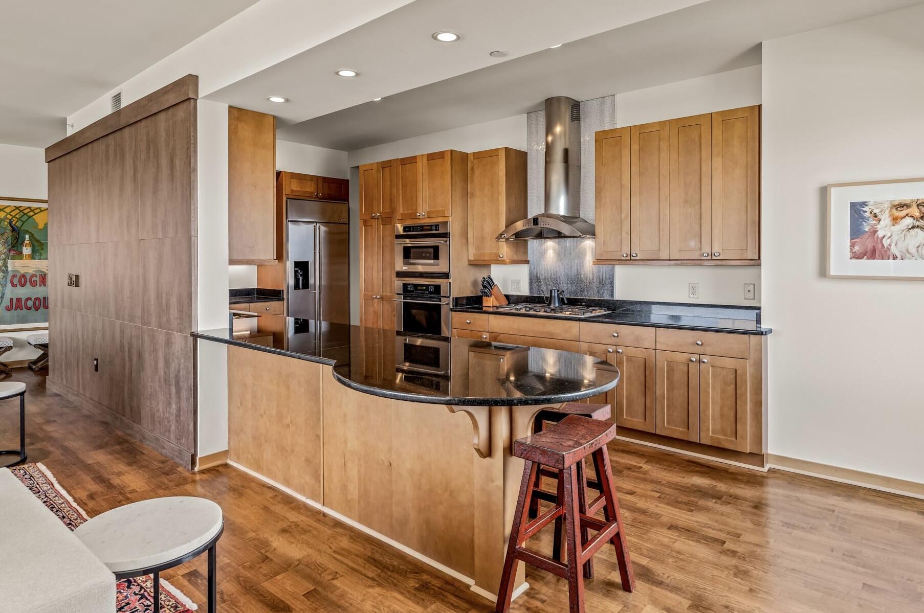 923 E Kilbourn Ave Unit: 2203