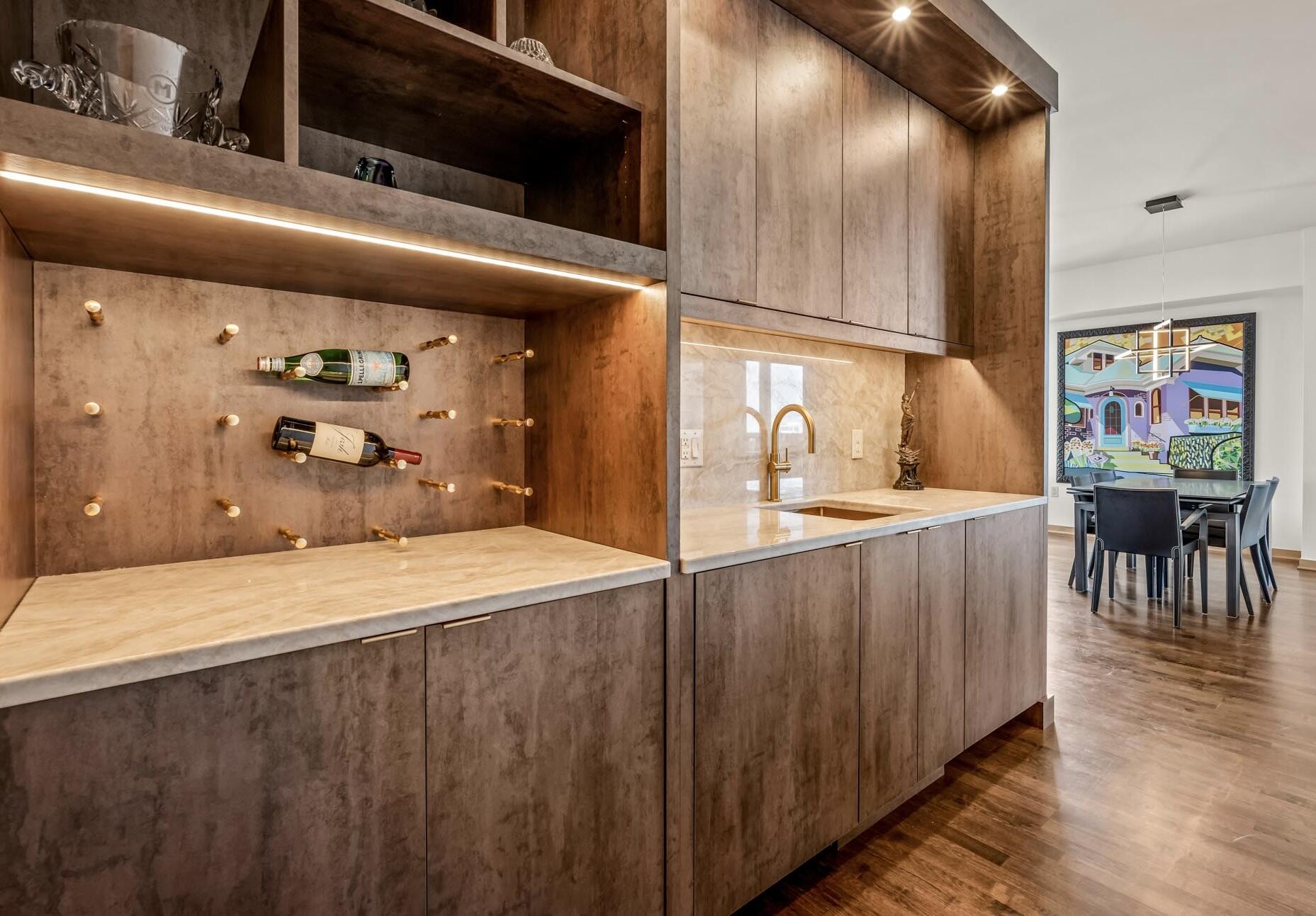 923 E Kilbourn Ave Unit: 2203