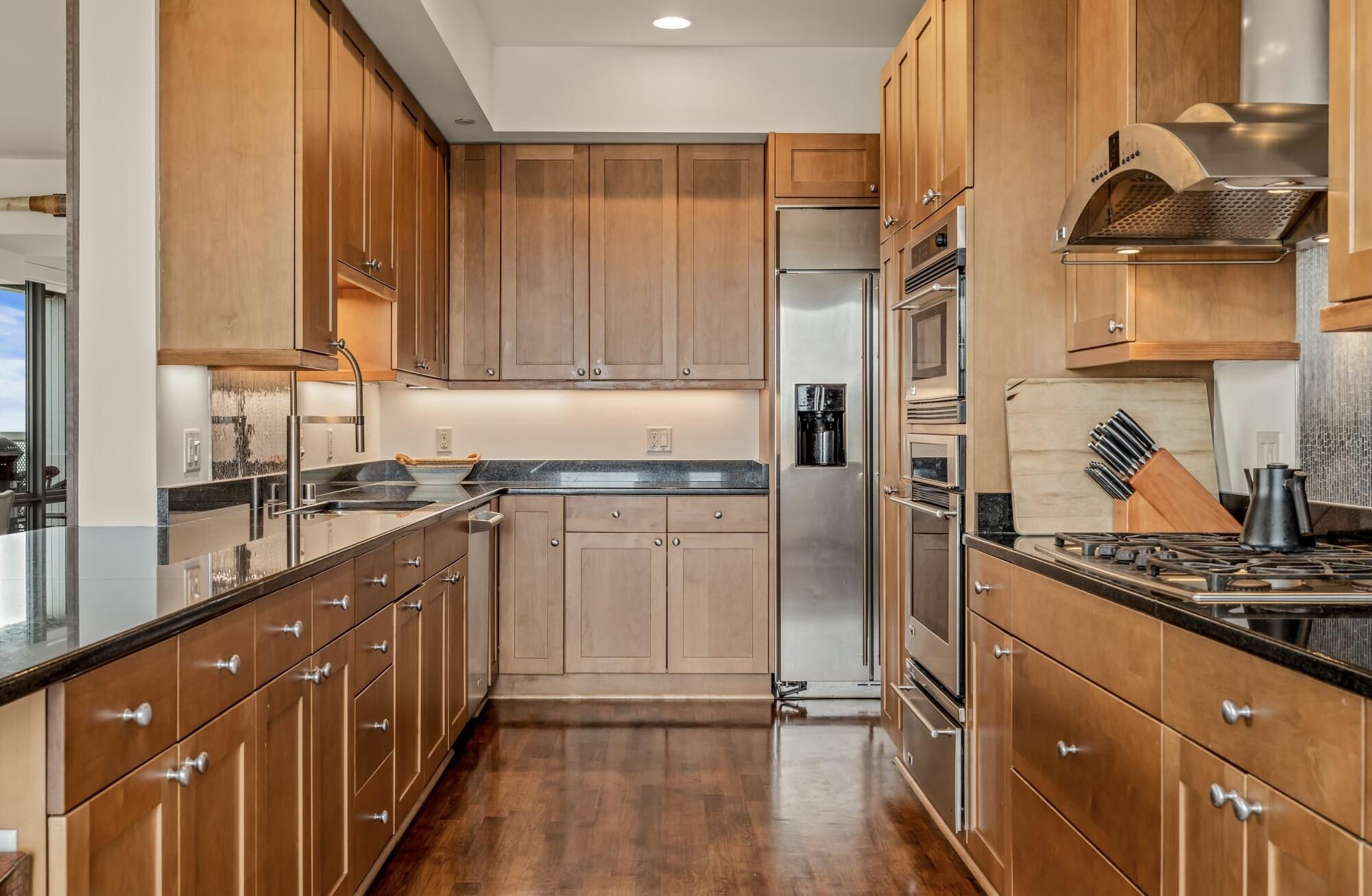 923 E Kilbourn Ave Unit: 2203