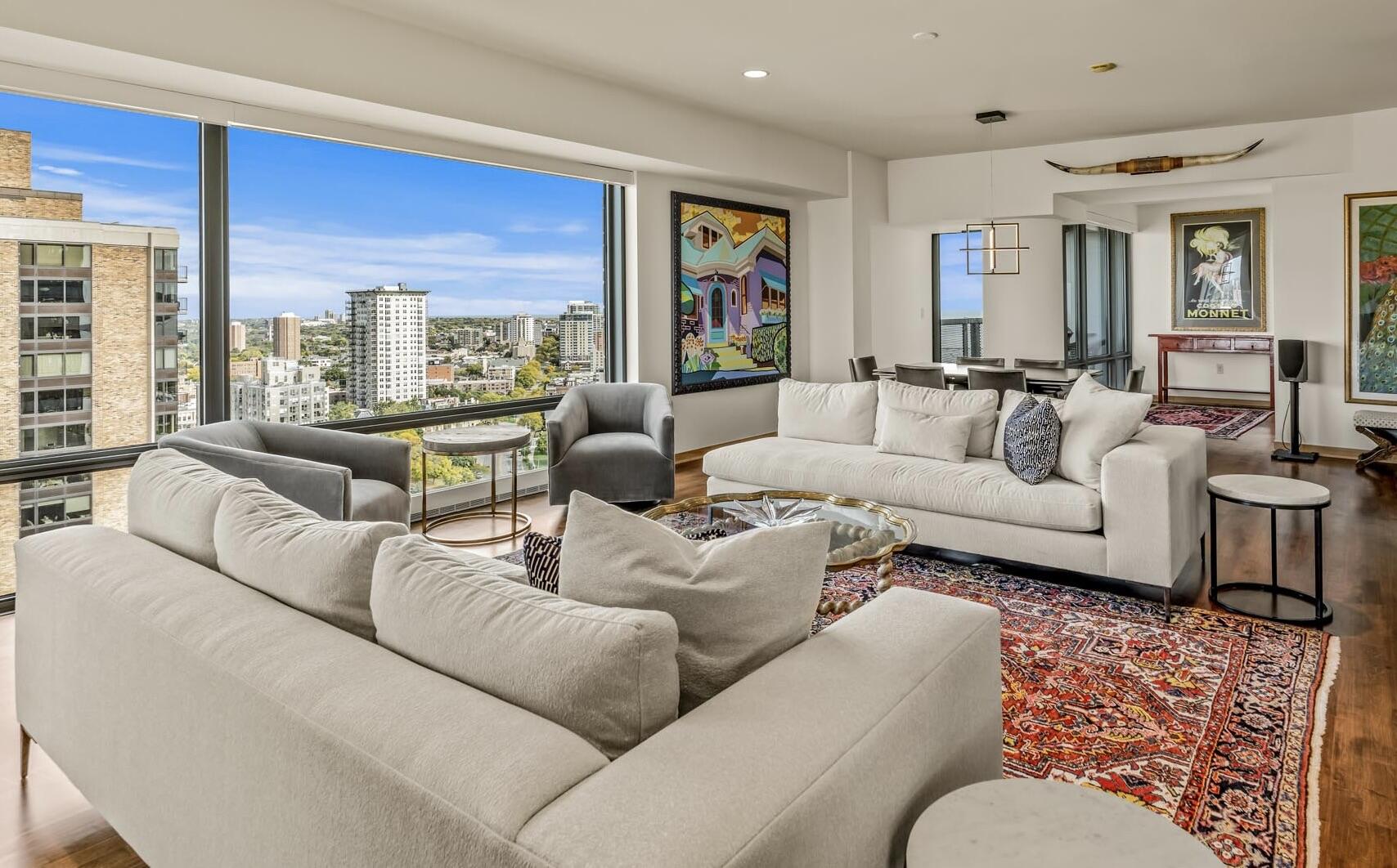 923 E Kilbourn Ave Unit: 2203