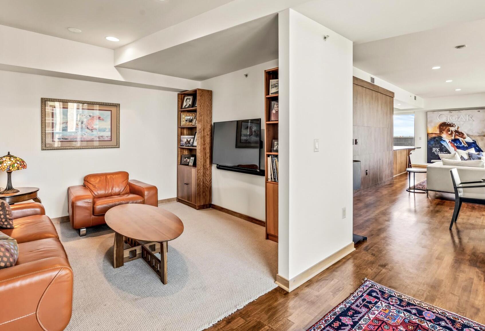 923 E Kilbourn Ave Unit: 2203