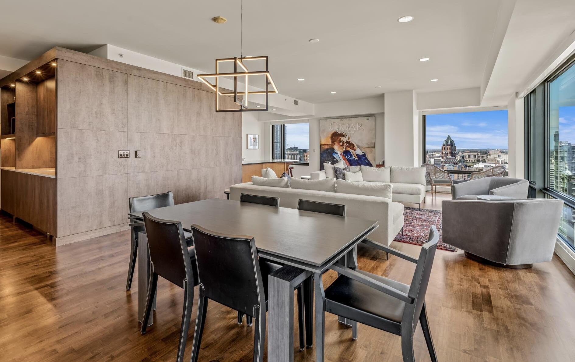 923 E Kilbourn Ave Unit: 2203