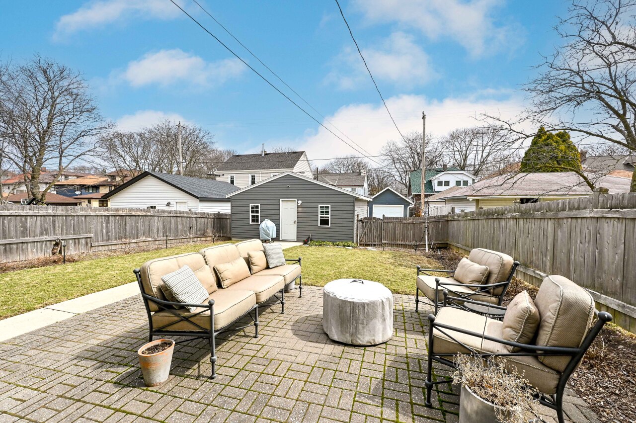 4158 N Farwell Ave