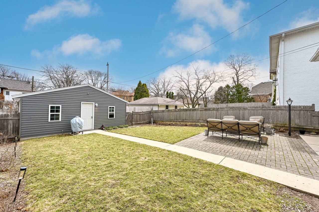 4158 N Farwell Ave