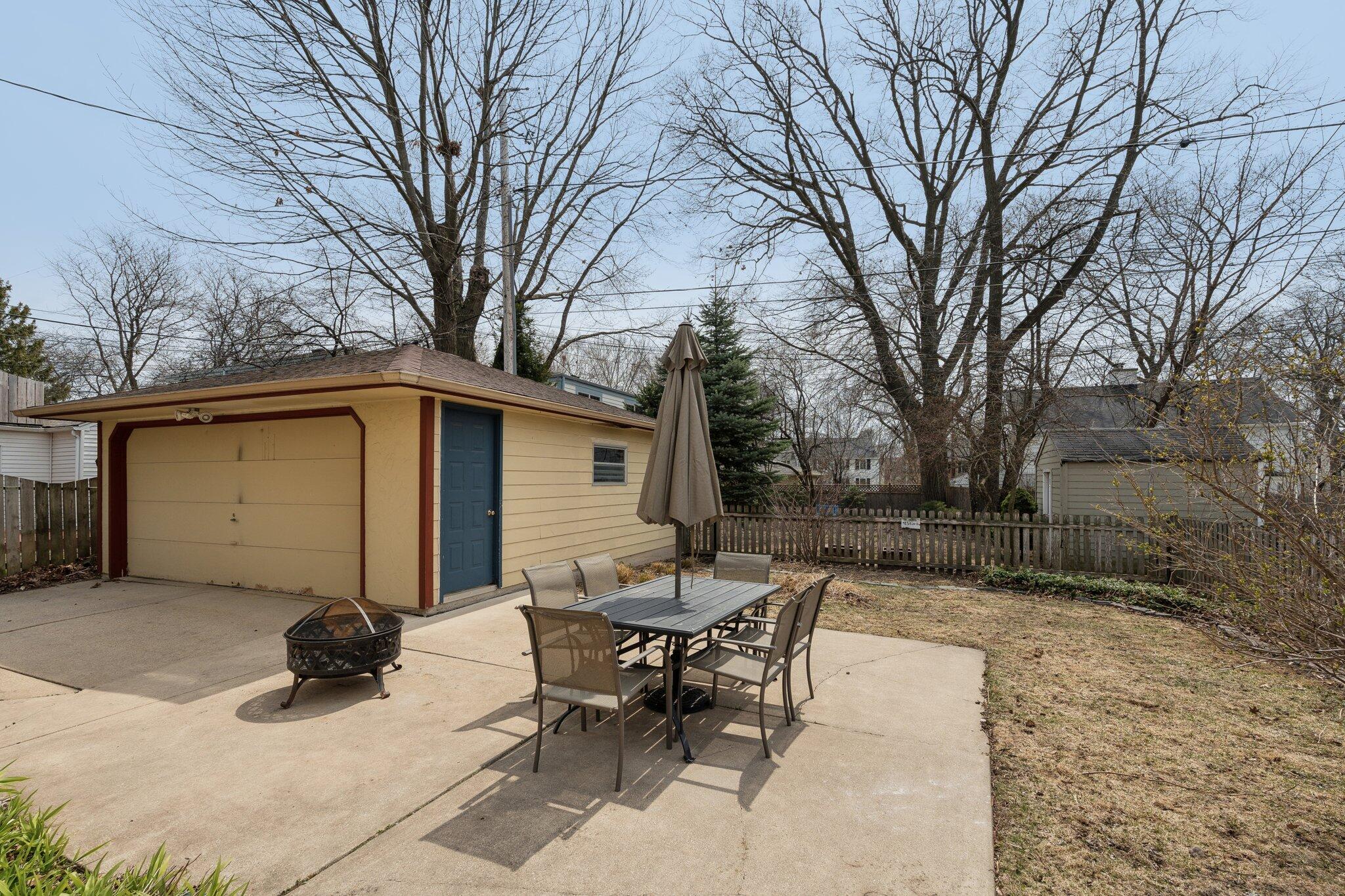 415 E Day Ave