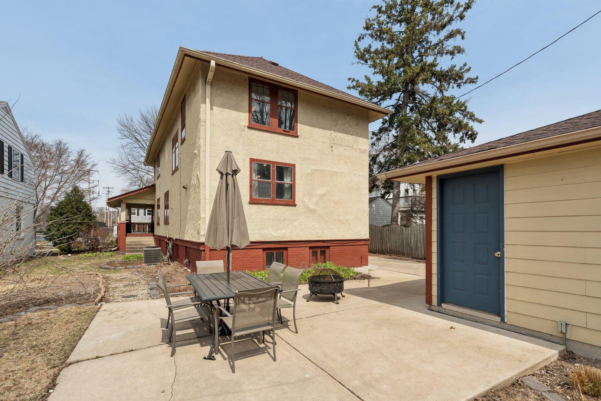 415 E Day Ave