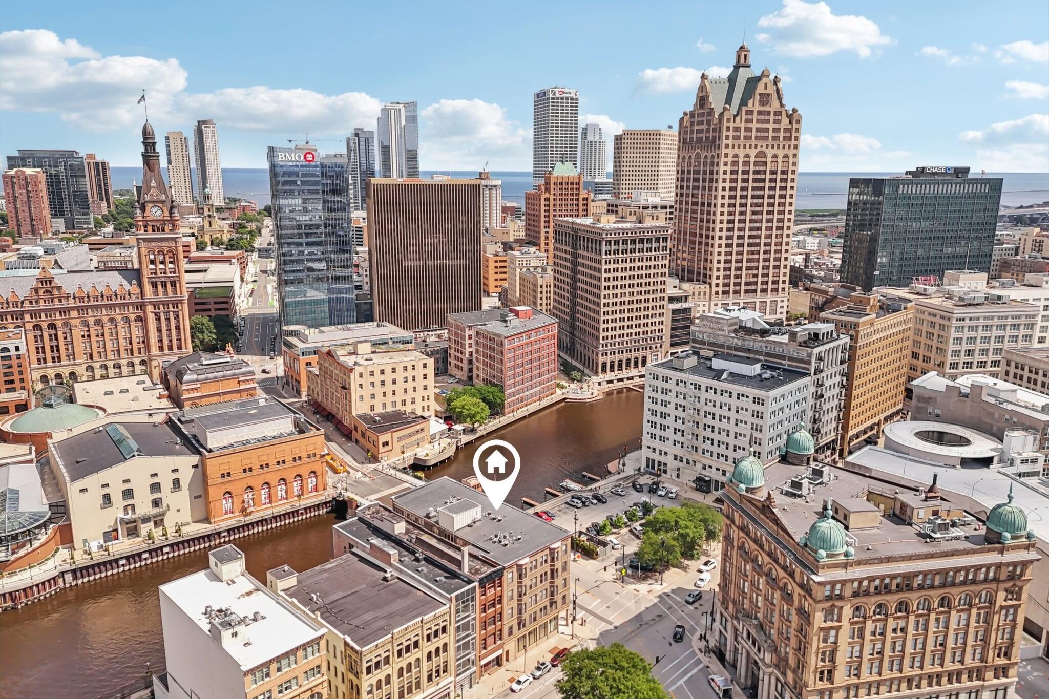 108 W Wells St Unit: 2C
