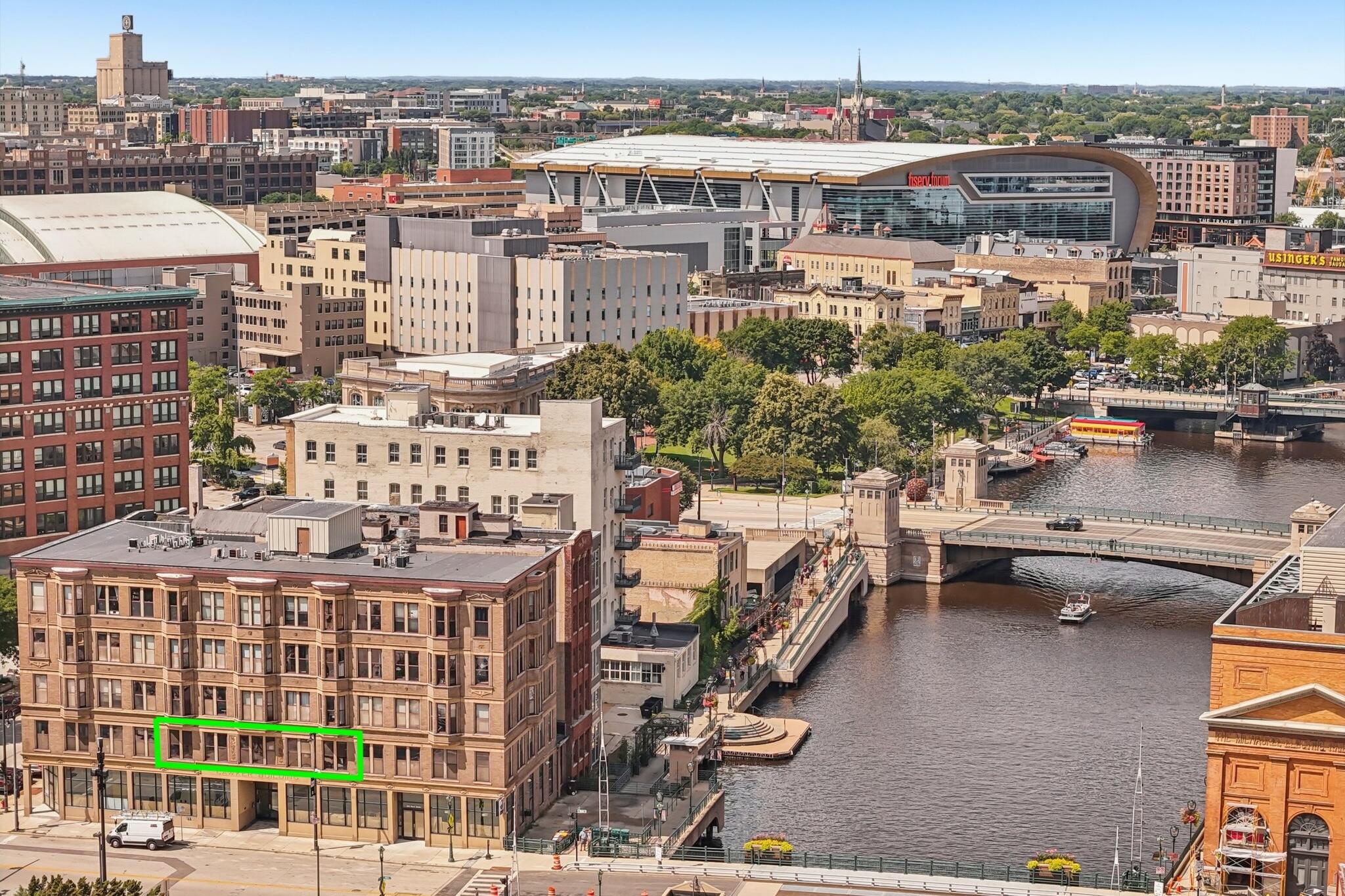 108 W Wells St Unit: 2C