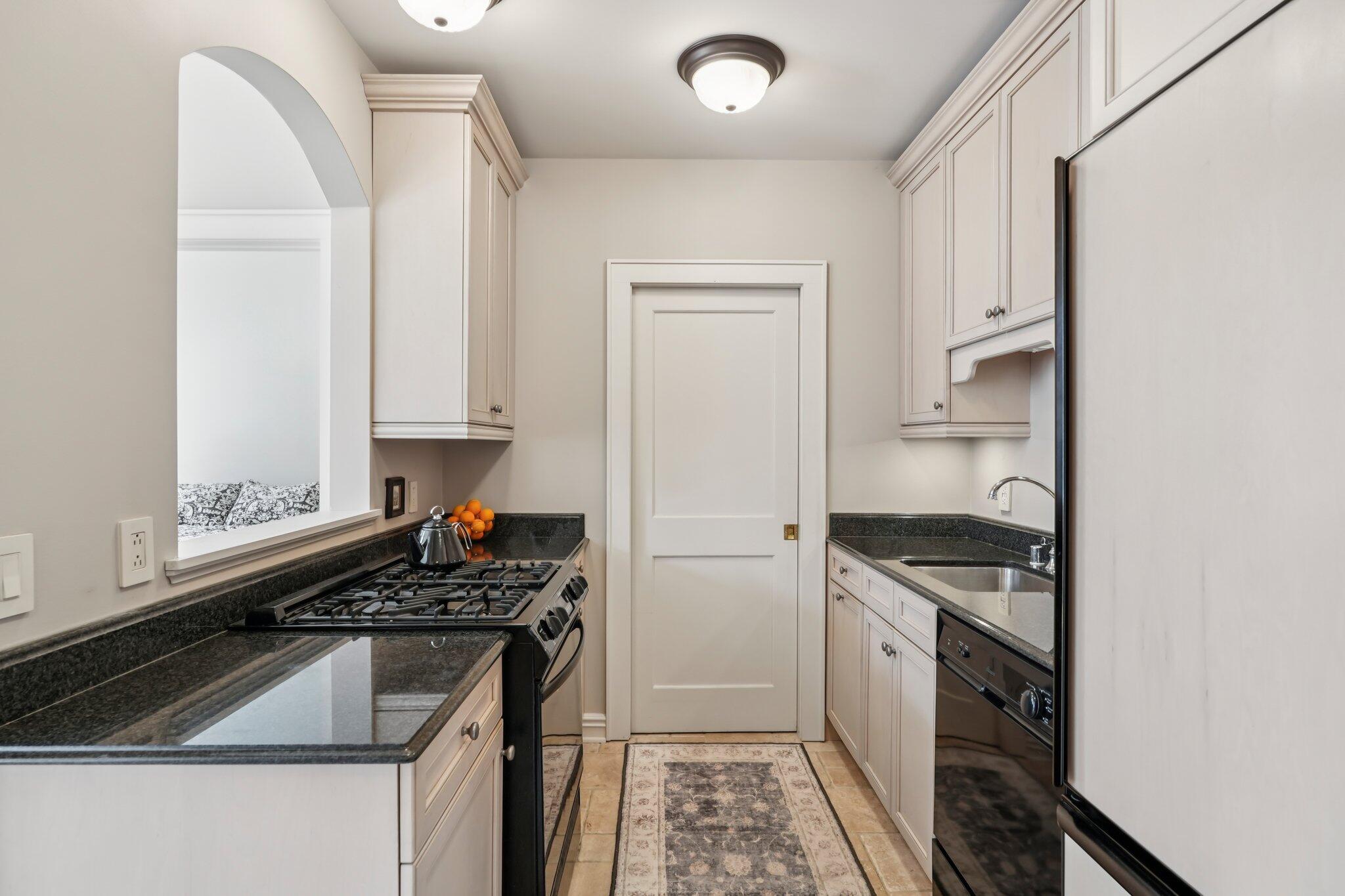 108 W Wells St Unit: 2C