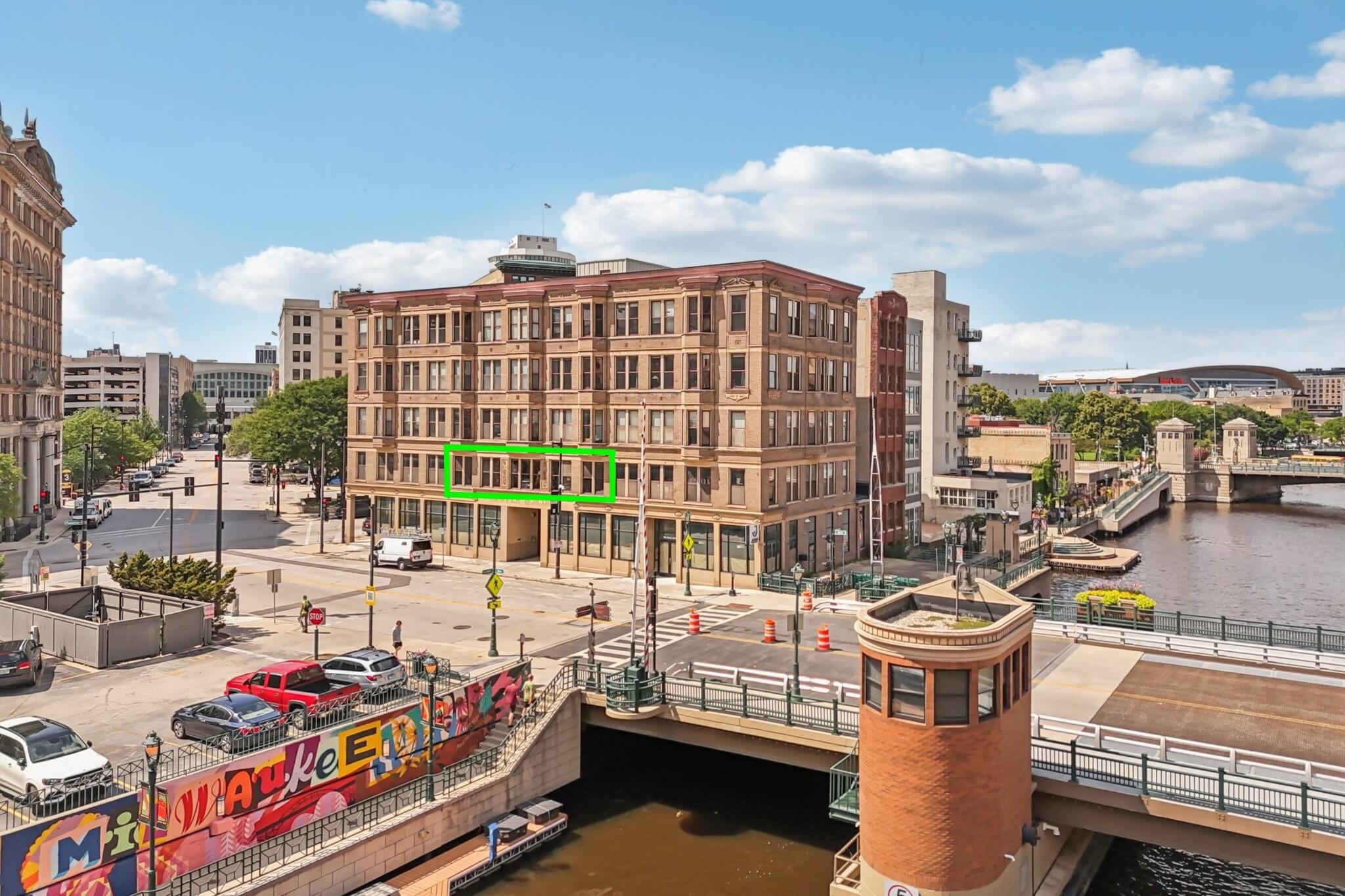 108 W Wells St Unit: 2C