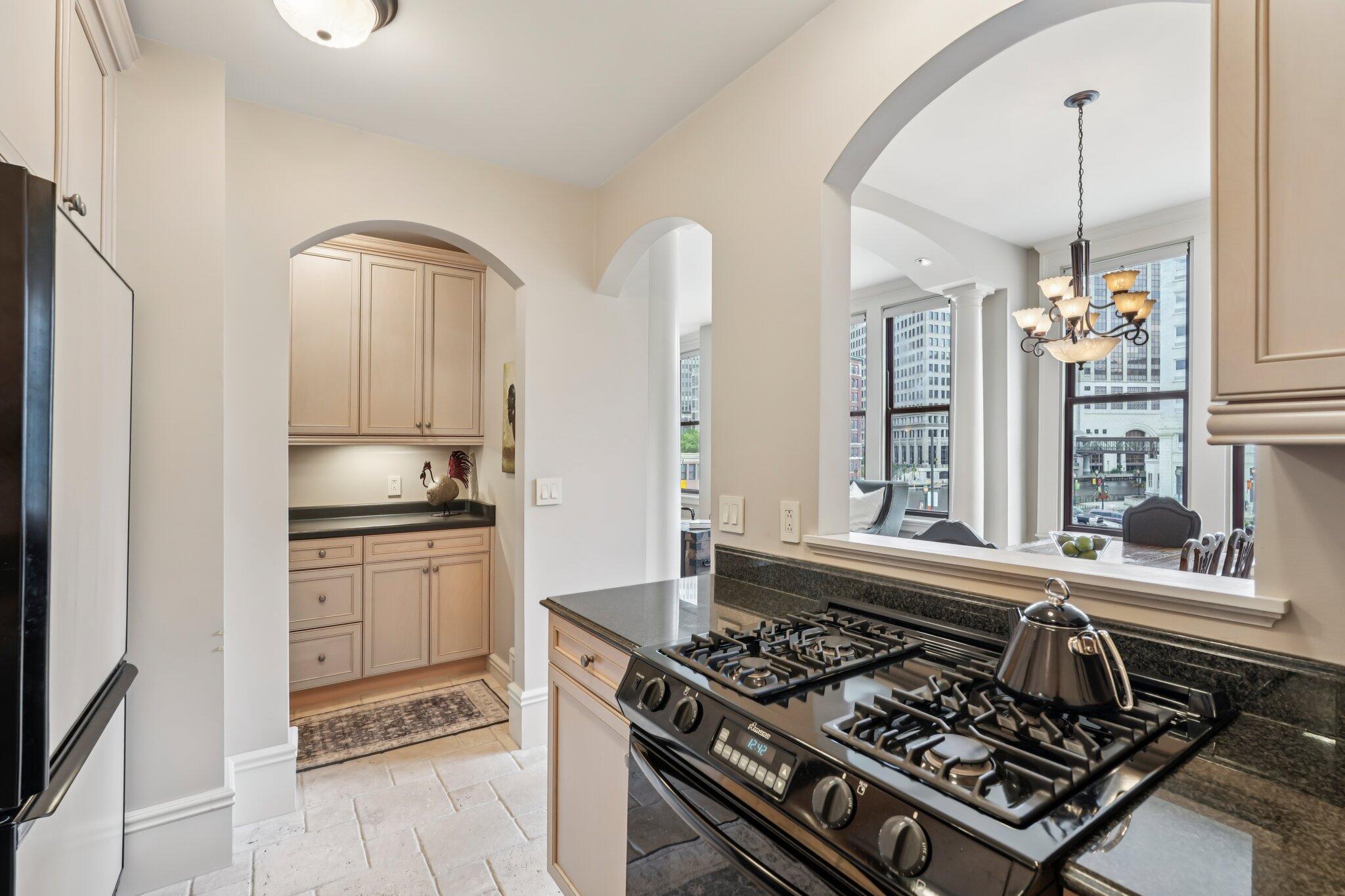 108 W Wells St Unit: 2C