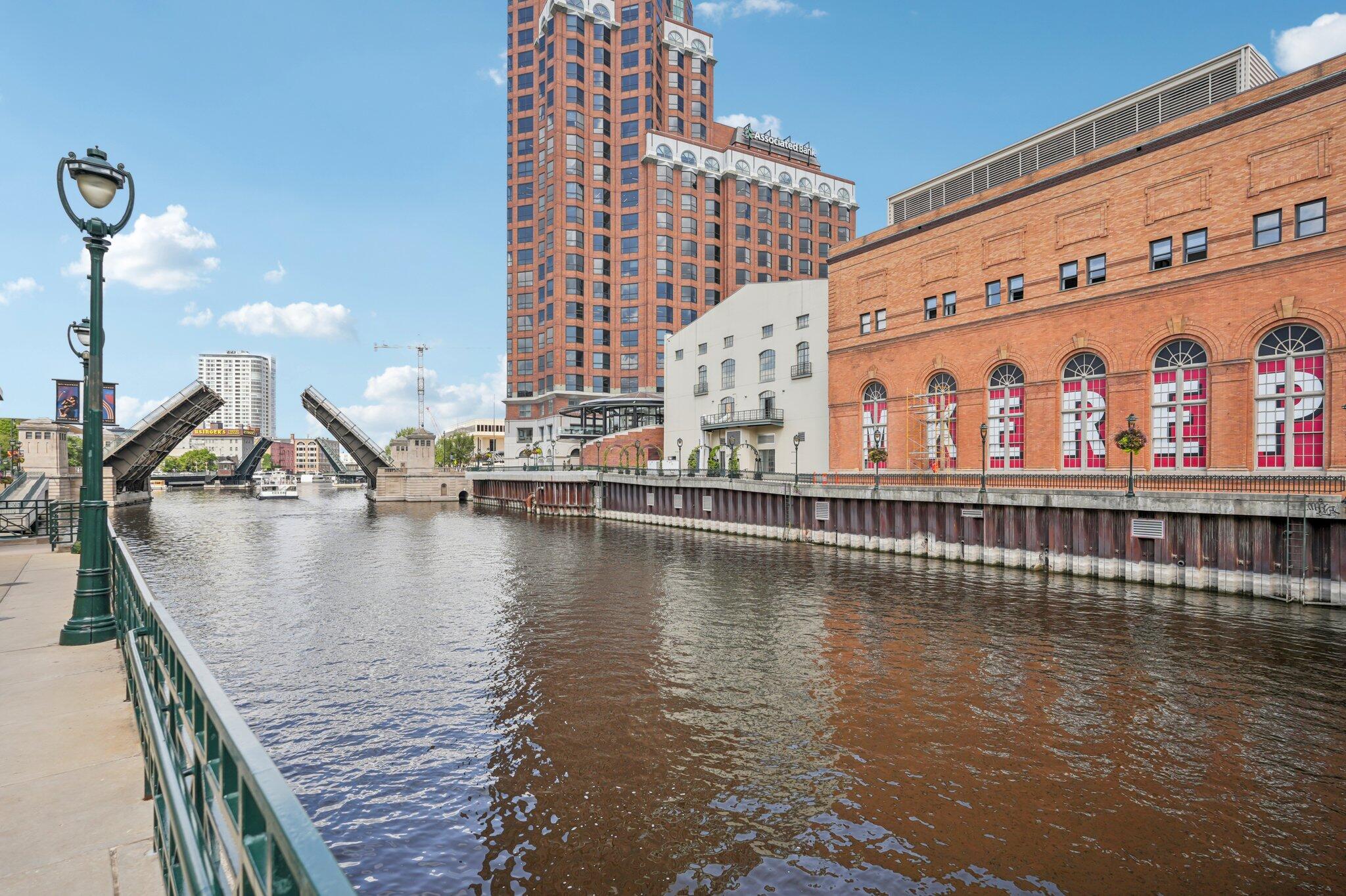 108 W Wells St Unit: 2C