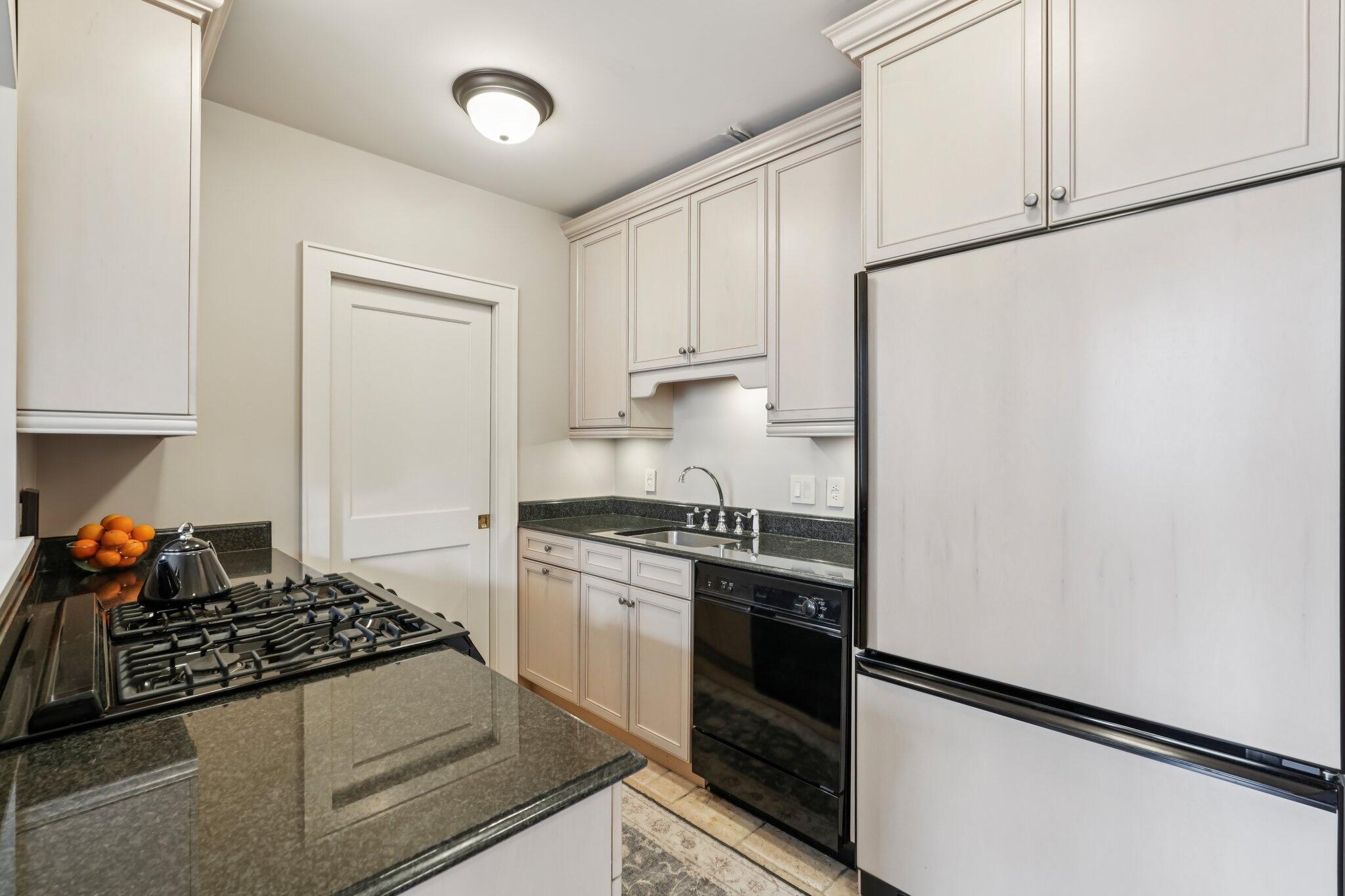 108 W Wells St Unit: 2C