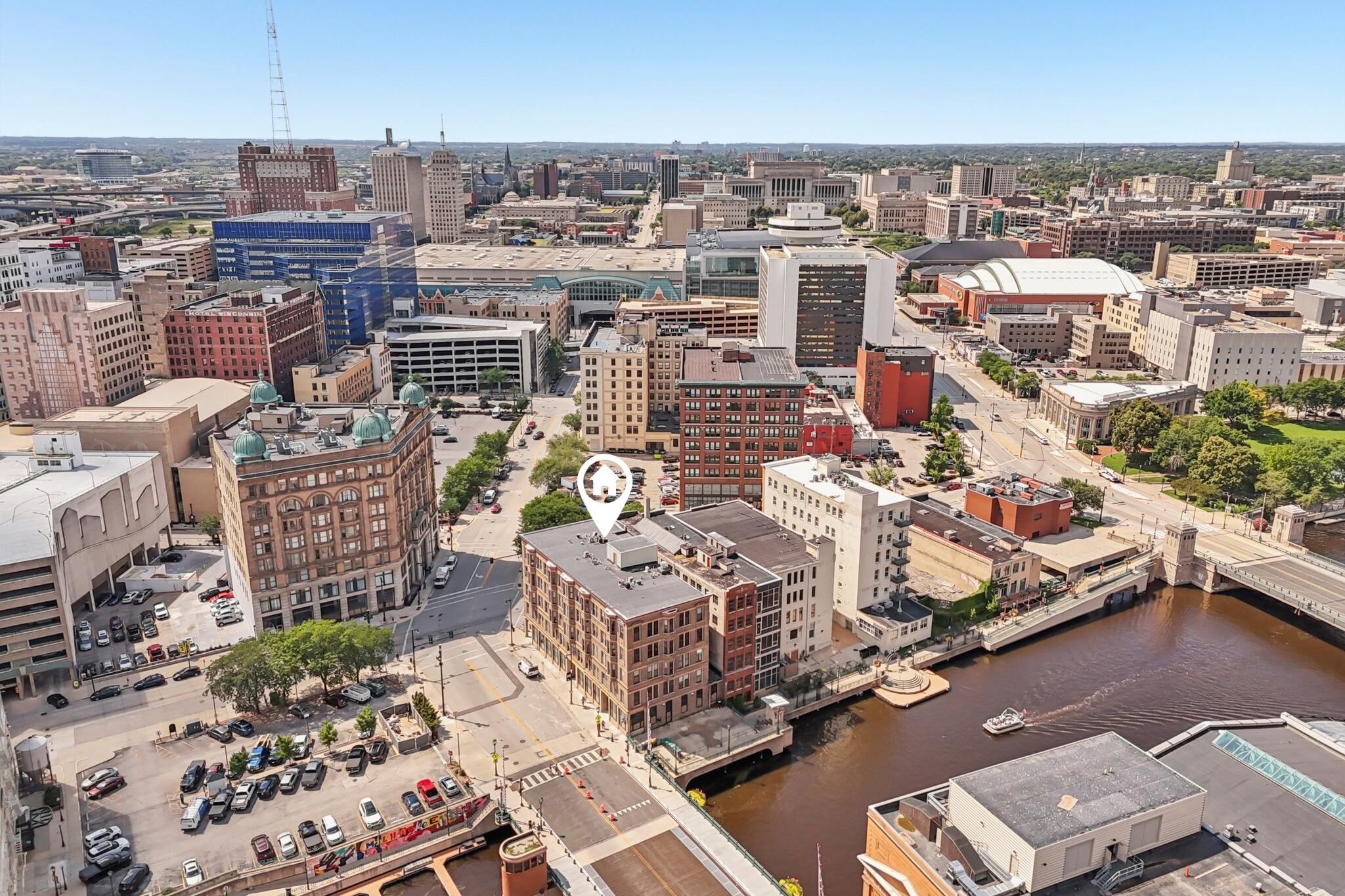 108 W Wells St Unit: 2C