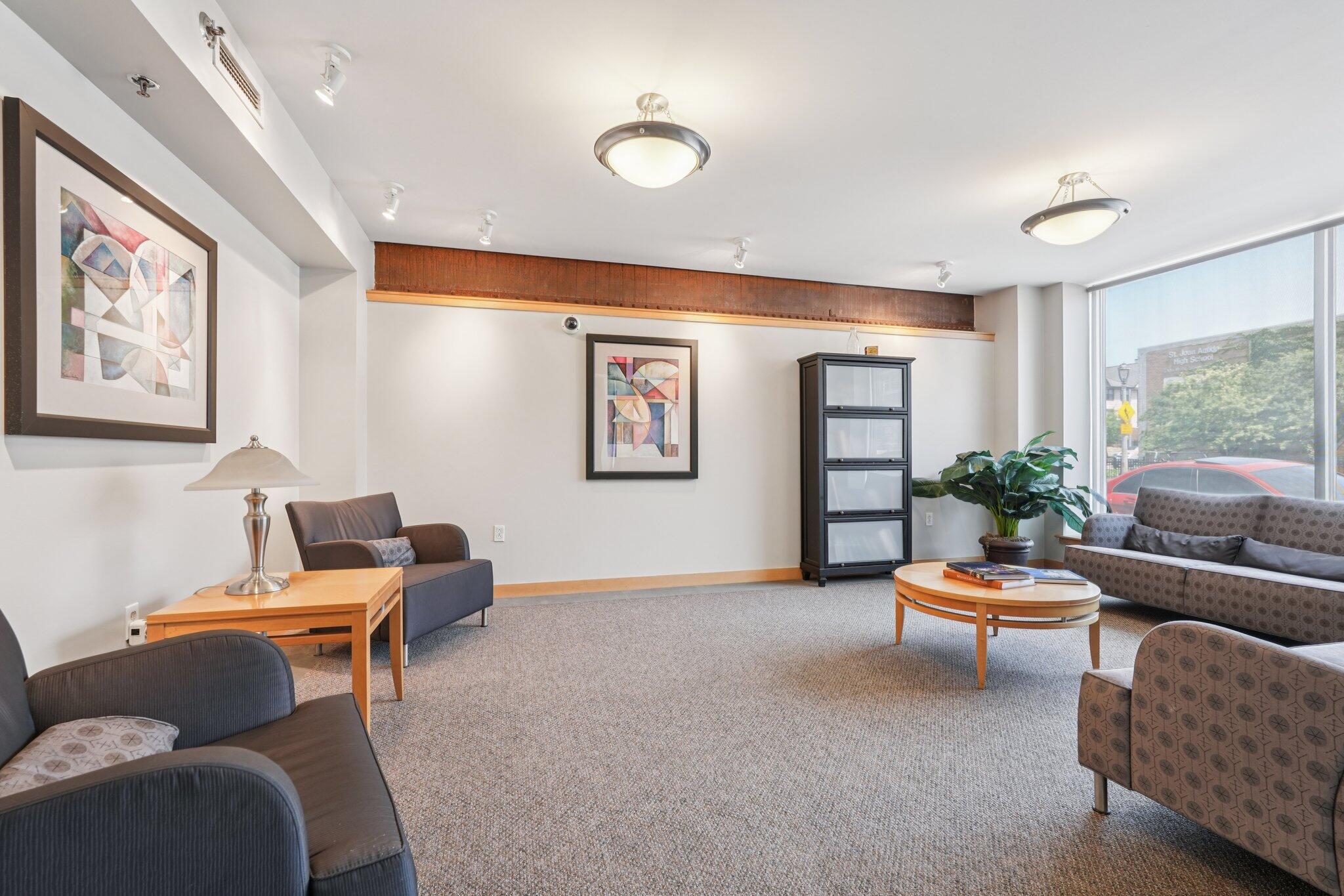 1325 N Van Buren St Unit: 402