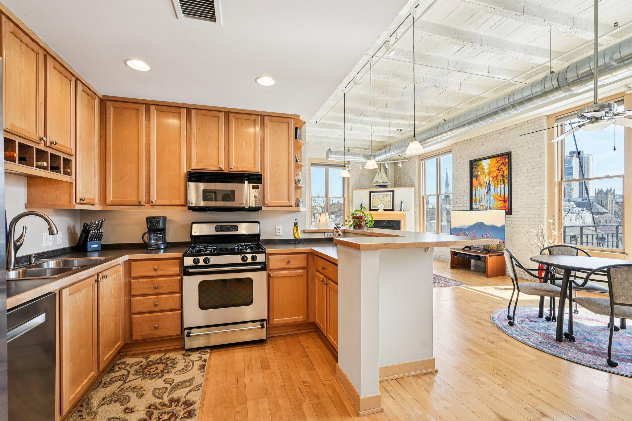 1325 N Van Buren St Unit: 402