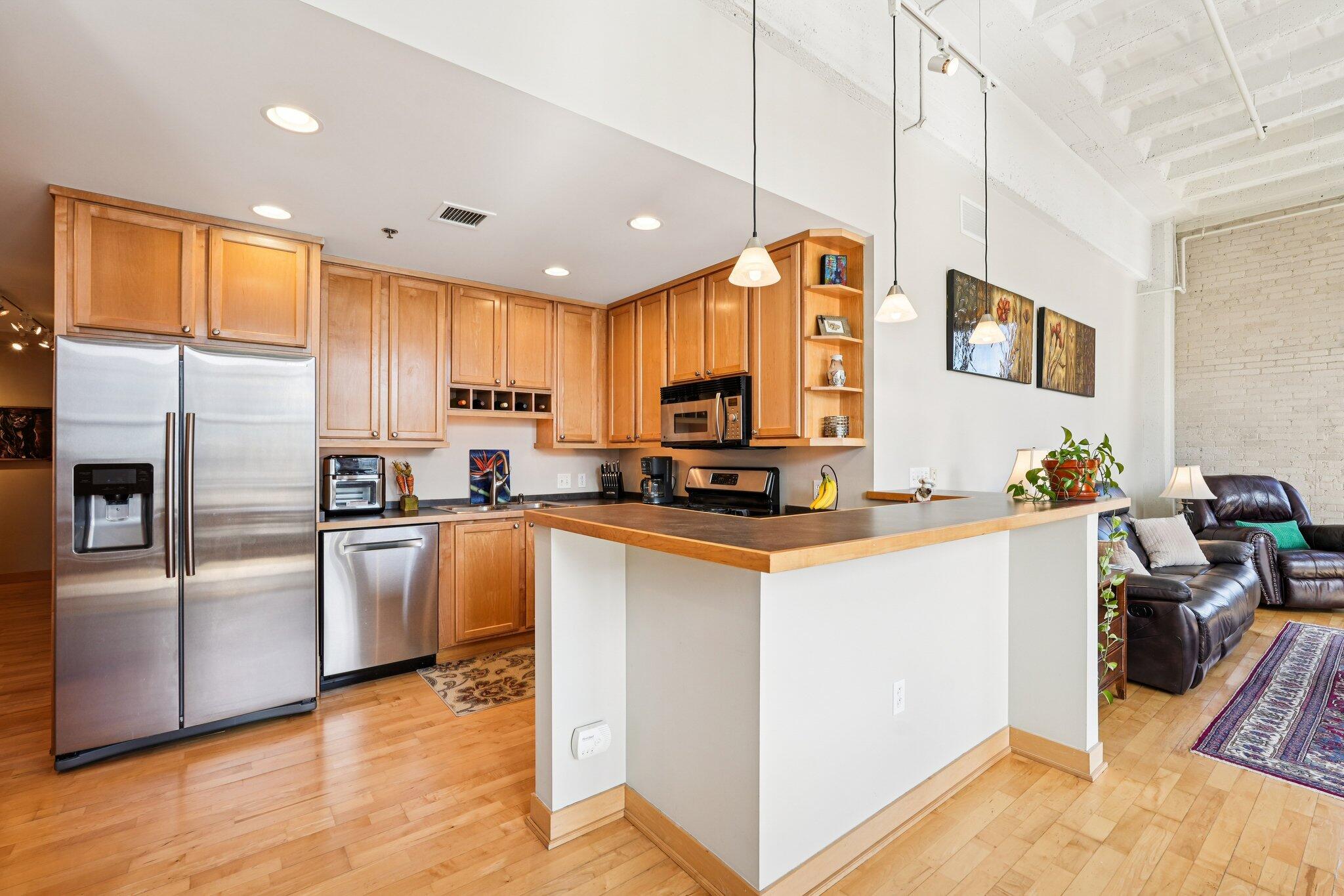 1325 N Van Buren St Unit: 402