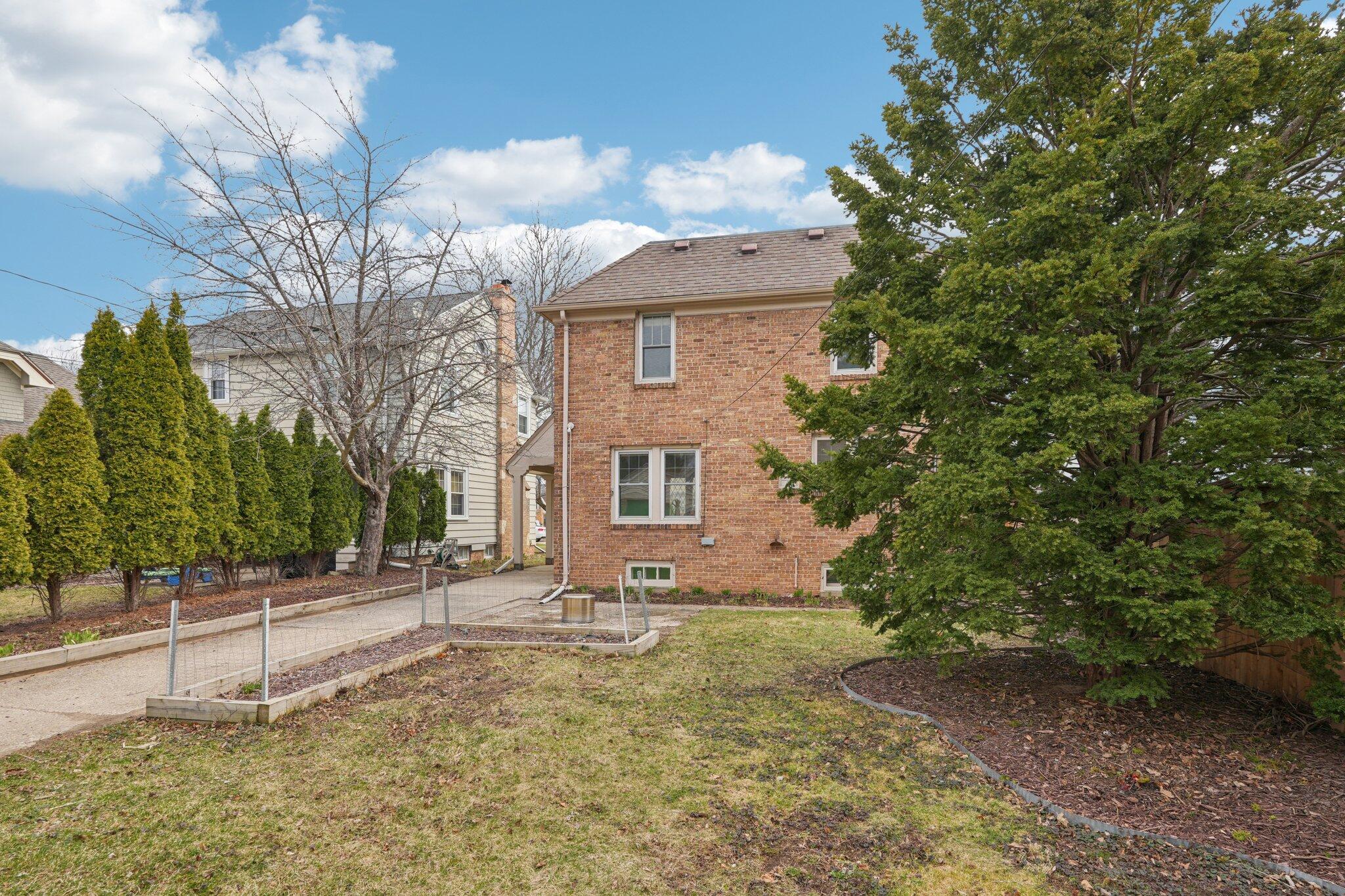 5671 N Bay Ridge Ave