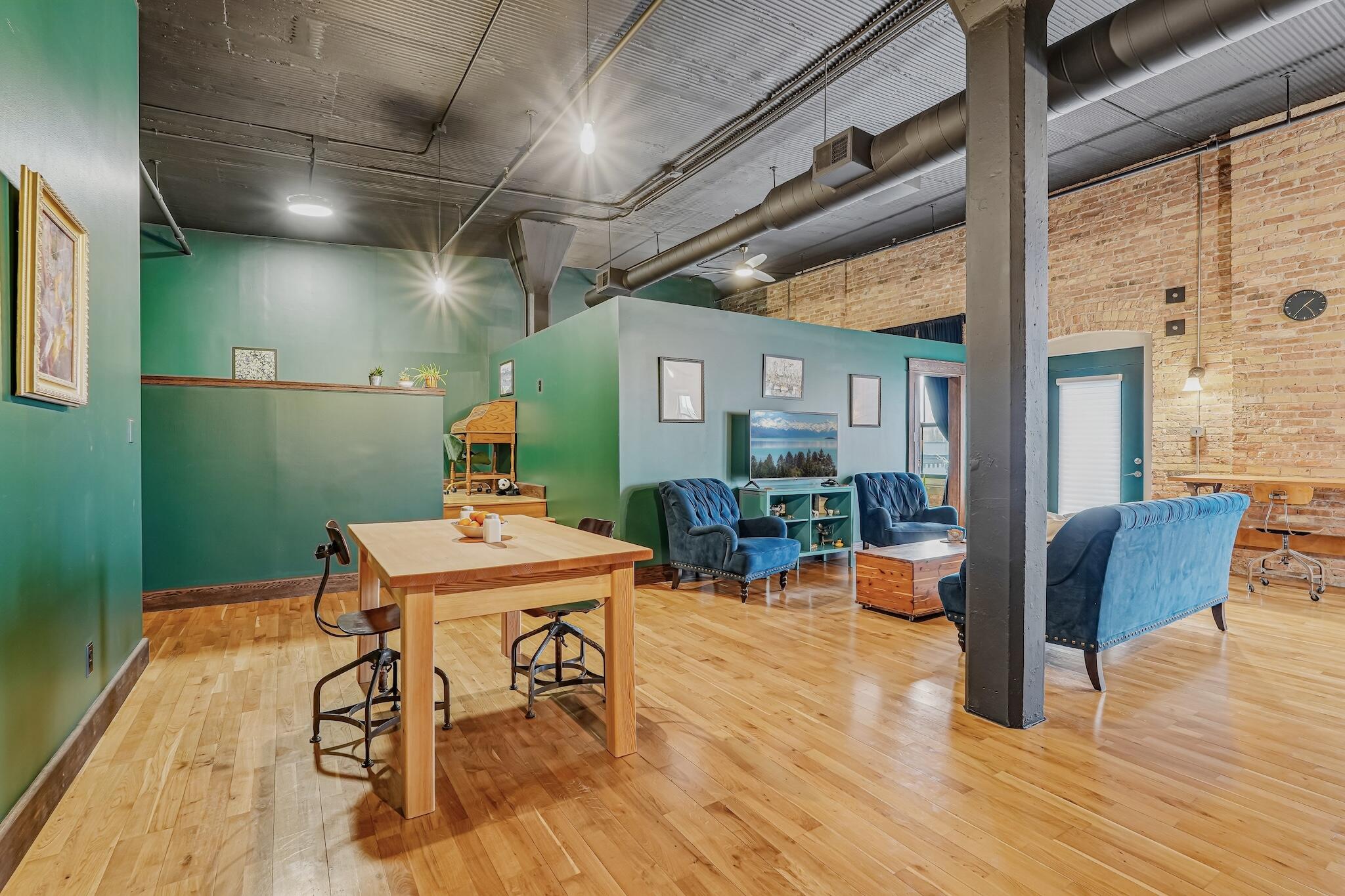 1818 N Water St Unit: 504