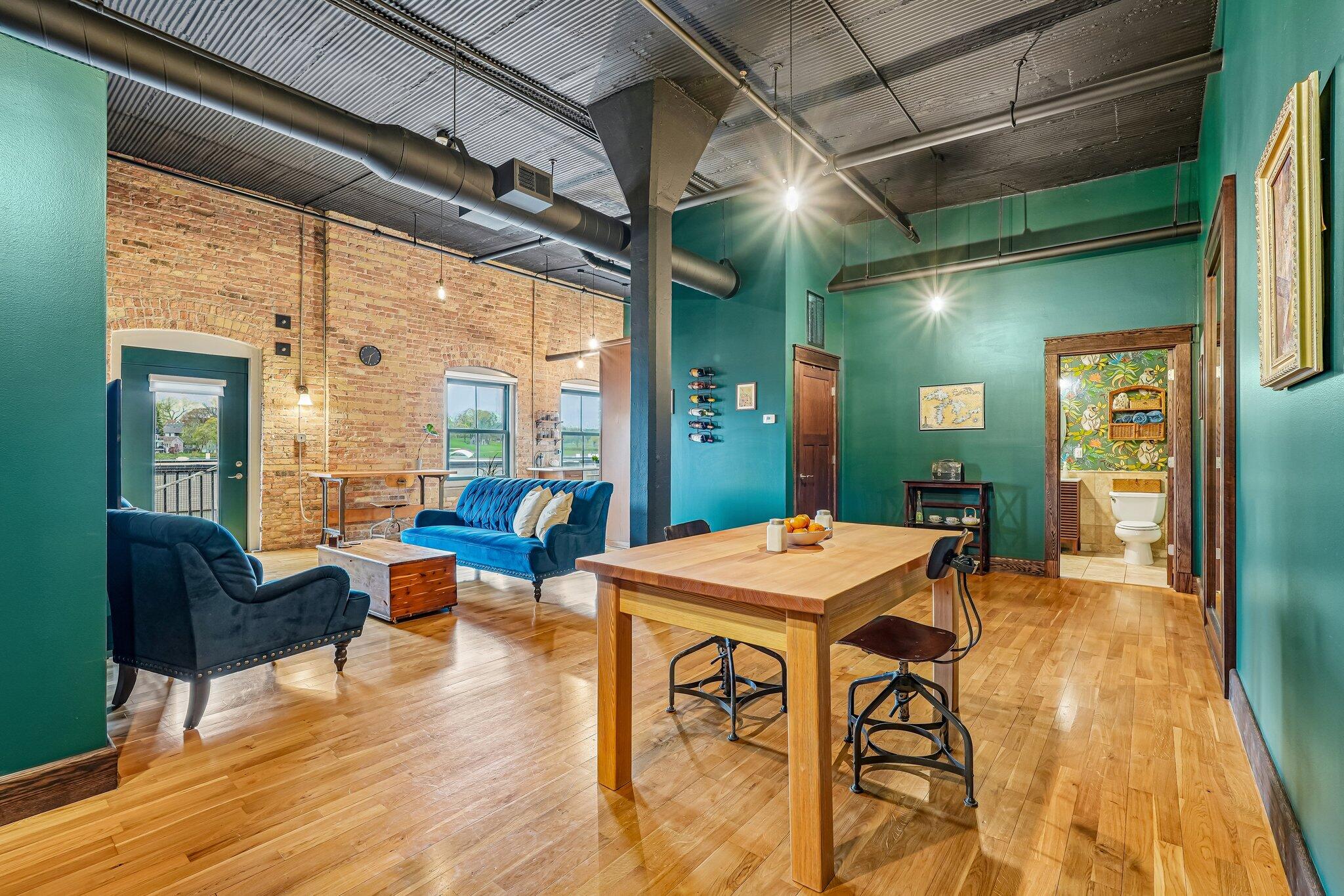 1818 N Water St Unit: 504