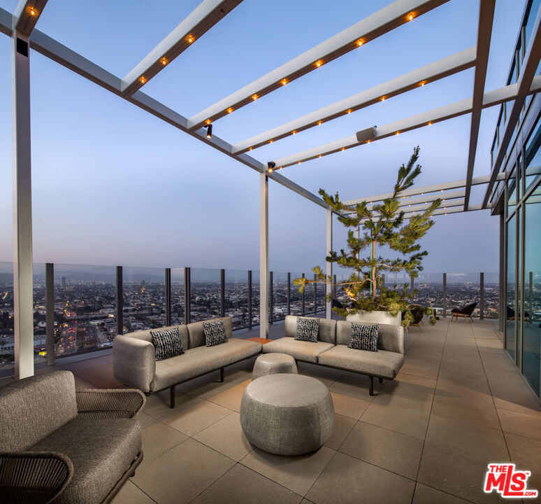3311 S La Cienega Blvd Unit: PH 1