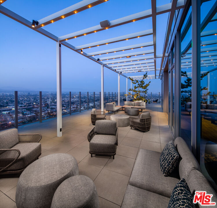 3311 S La Cienega Blvd Unit: PH 1