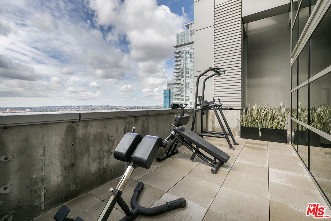 1155 S Grand Ave Unit: 521