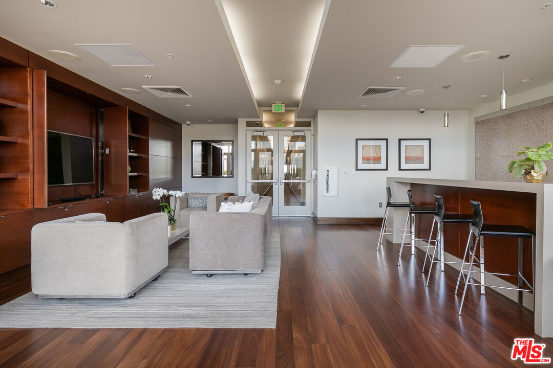 1155 S Grand Ave Unit: 521