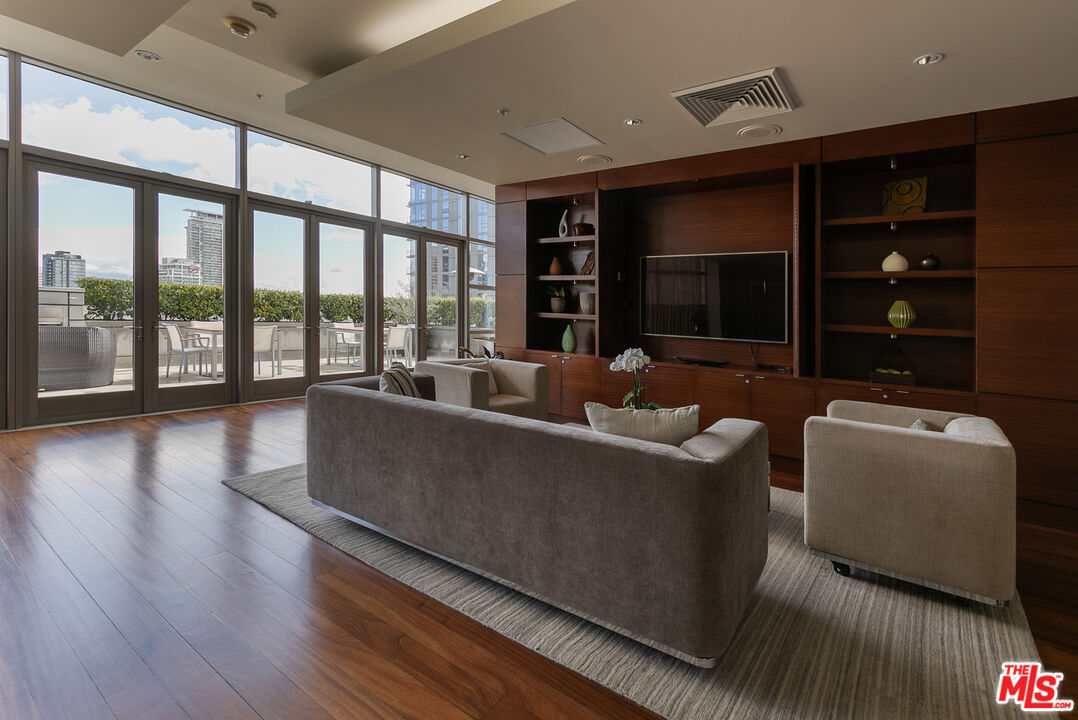 1155 S Grand Ave Unit: 521