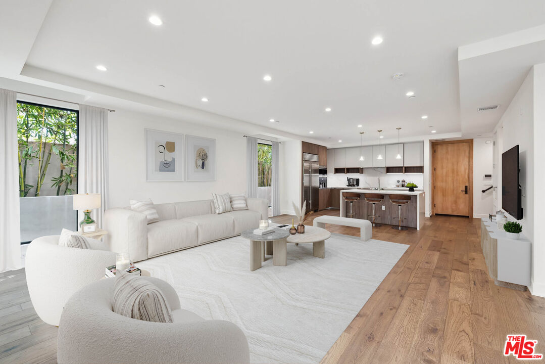 725 N Croft Ave Unit: 110