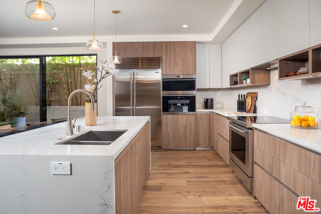 725 N Croft Ave Unit: 110