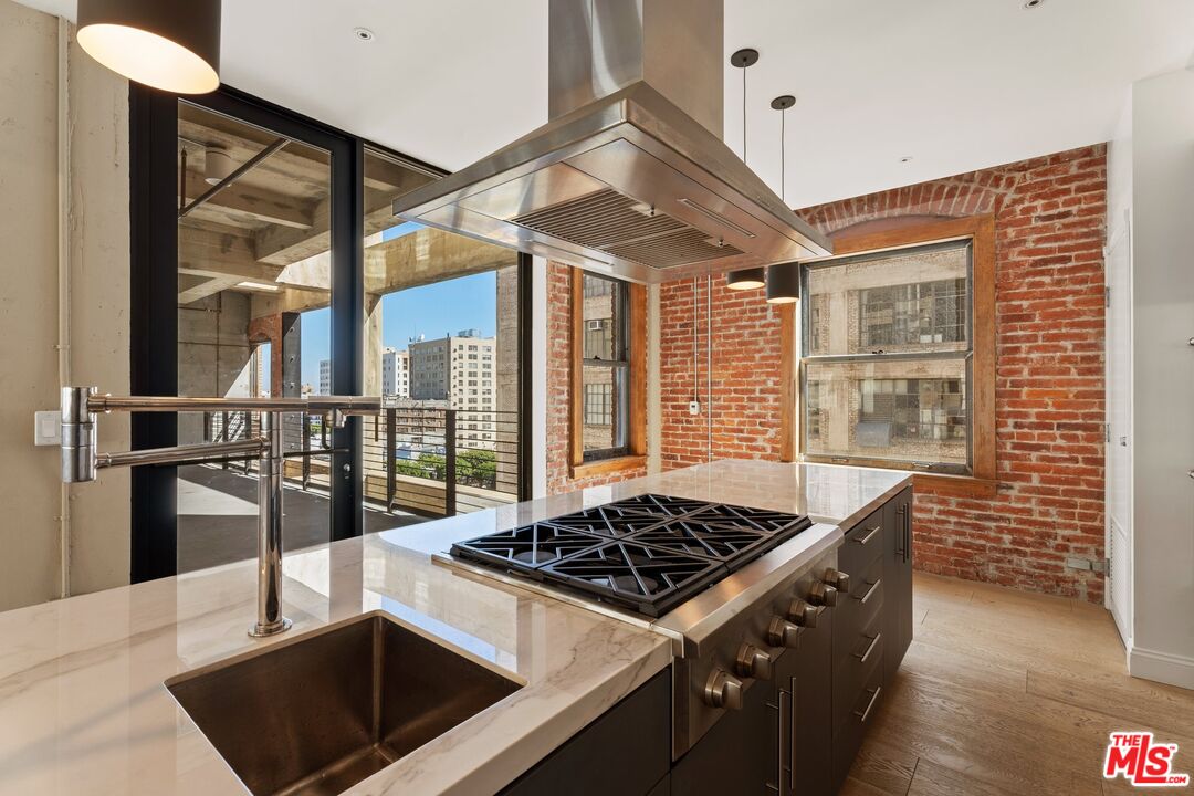 808 S Broadway St Unit: 7th Floor