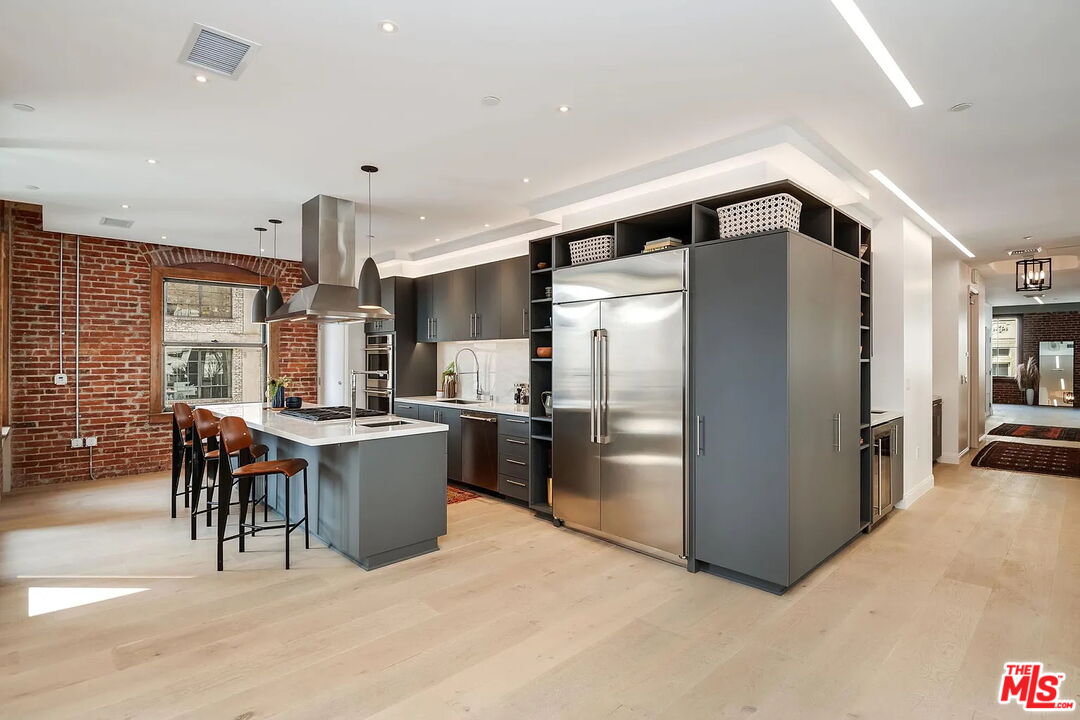 808 S Broadway St Unit: 7th Floor