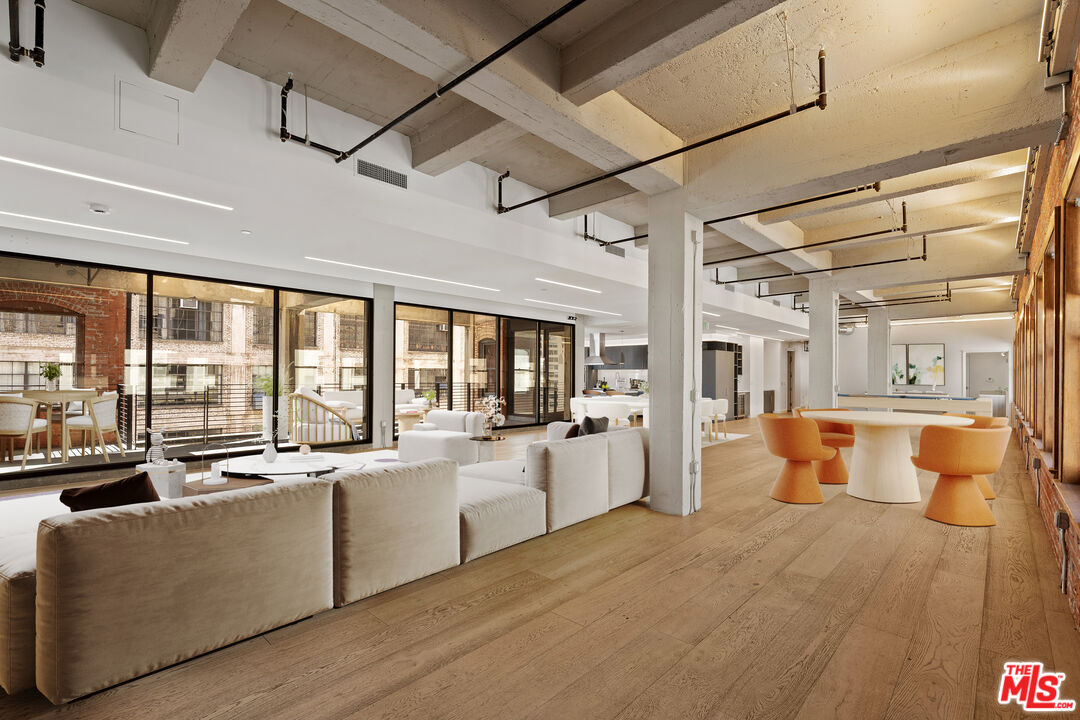 808 S Broadway St Unit: 7th Floor