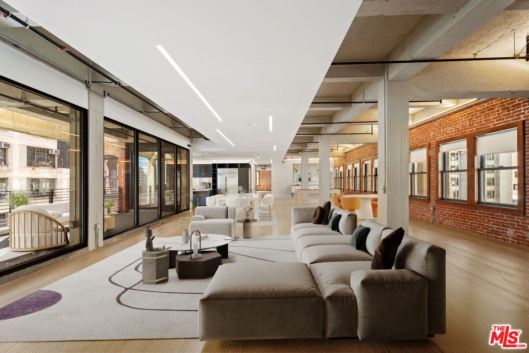 808 S Broadway St Unit: 7th Floor