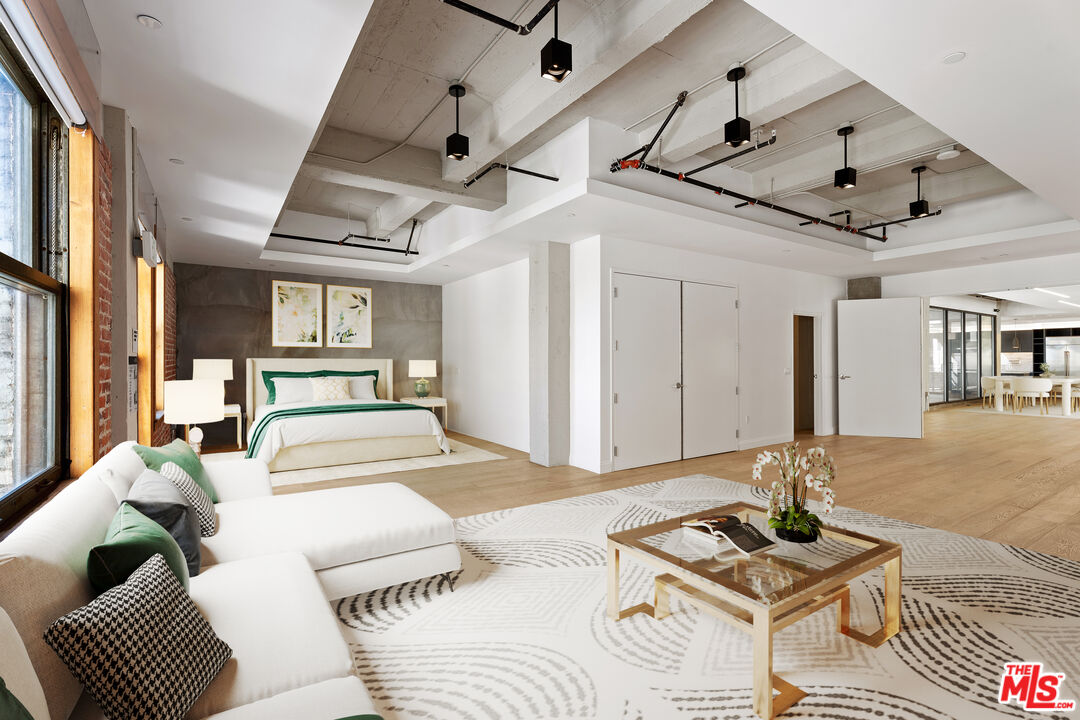 808 S Broadway St Unit: 7th Floor