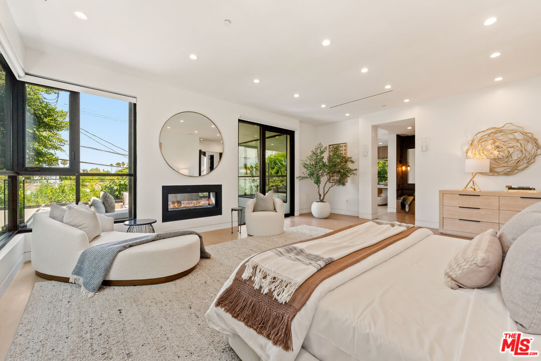 818 N Curson Ave