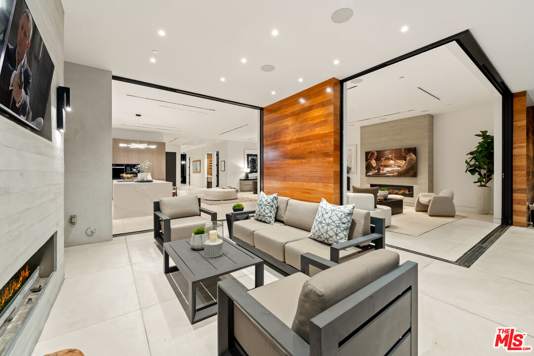 818 N Curson Ave