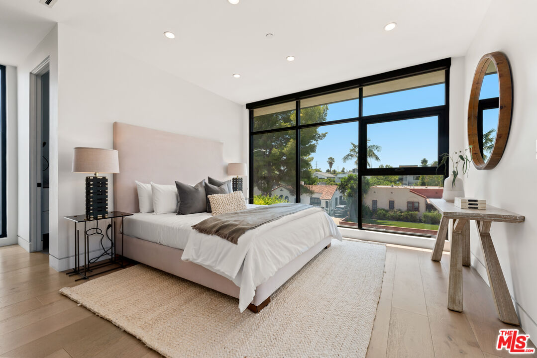 818 N Curson Ave