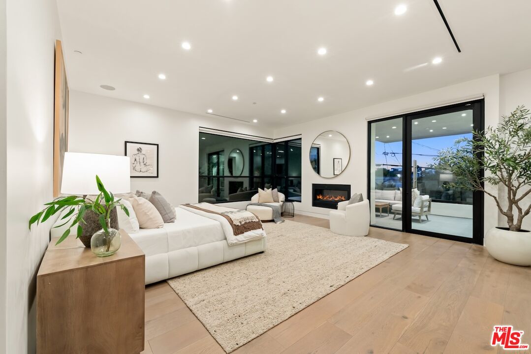 818 N Curson Ave