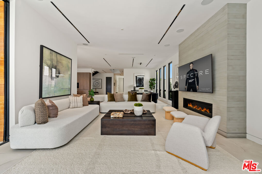 818 N Curson Ave