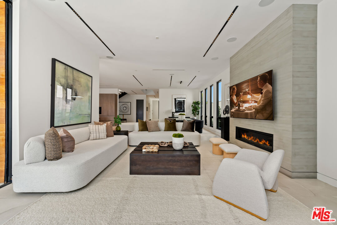 818 N Curson Ave