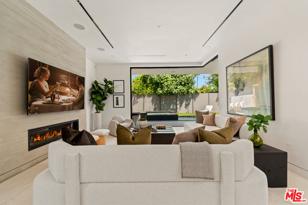 818 N Curson Ave