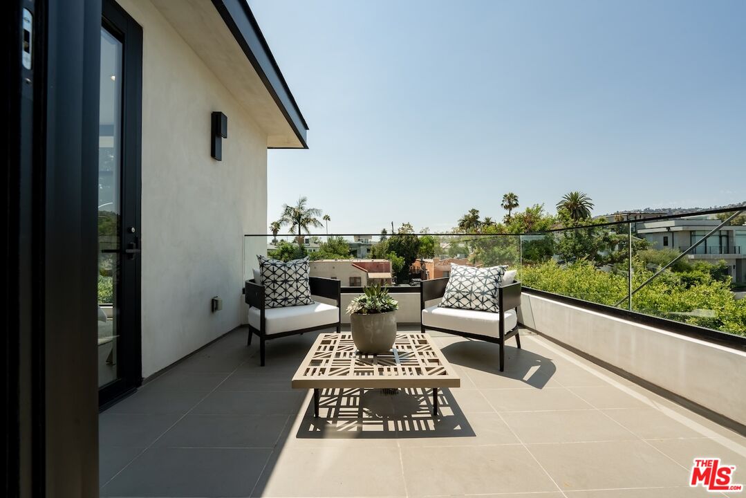 818 N Curson Ave