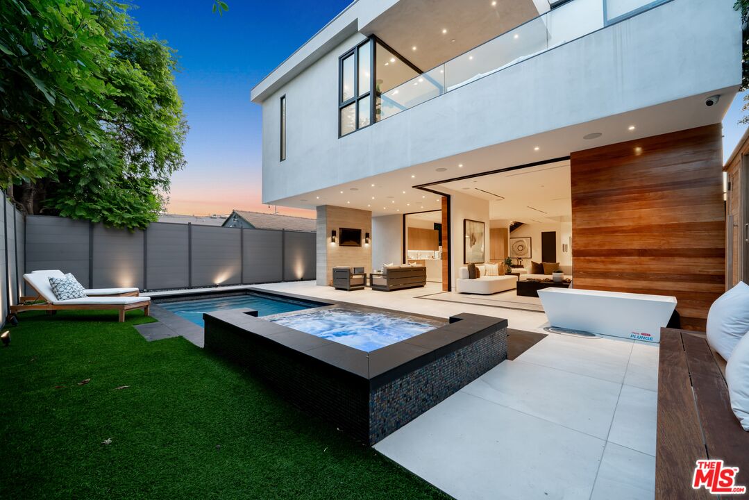 818 N Curson Ave